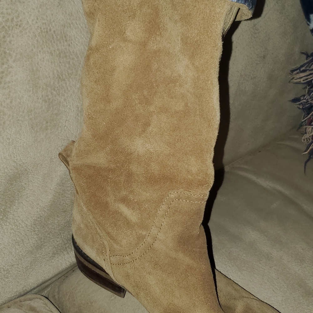 Lucky Brand super cute suede pull on boots.. size 9.5 - Picture 3 of 8